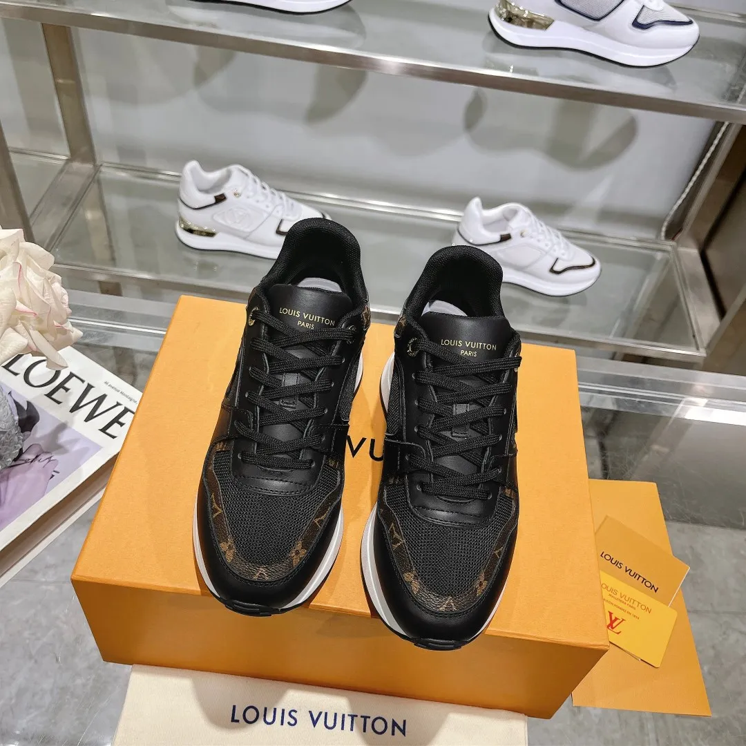 👟👟Ex-factory price 640👟👟 Men's size +10 Louis Vuitton's official website synchronizes the 2024 couple's models, this Neo Run Away sneakers are inspired by running shoes, integrating LV's iconic must-have shoes into the trend. This version is a 1:1 replica of the original version, reinterpreting Damier canvas with cow leather and mesh fabrics, highlighting its simple lines and unique wedge outsole. The main details include the LV initials on the side and the engraved gold heel stabilizer on the back plus a hidden insole. 2cm. Sizes 35-42, 39-46. Full package. High version. New and old customers are welcome to inquire.